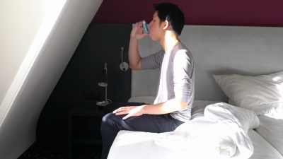 男子在家中使用鼻灌预防慢性病