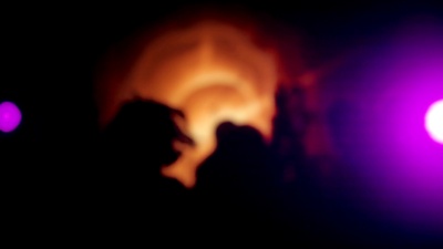 人们在夜总会、夜生活和迪斯科概念中举起手臂跳舞。