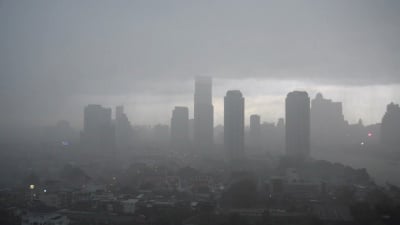 曼谷城市景观河边雨天从左到右的 胶片