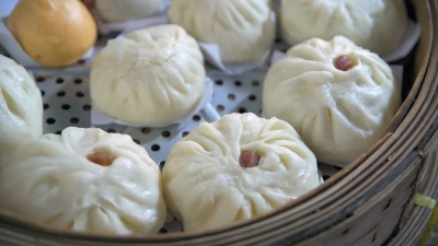  电影特写镜头，新鲜煮熟的馒头和饺子在泰国曼谷的一家小餐馆中国步行街出售