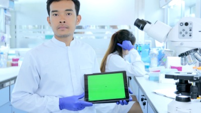 科学家展示她的带绿屏的数字平板电脑，测试结果令人失望
