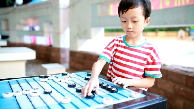 亚洲儿童玩中国象棋