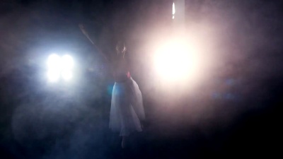 黑暗中芭蕾舞演员的美丽动作