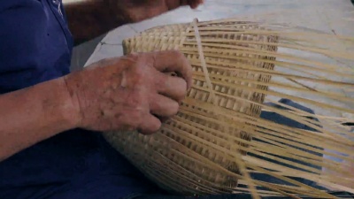 双手编织竹篮，泰国清迈村民手工制作。
