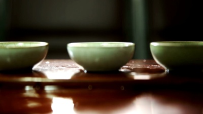 中国茶被倒入三个瓷杯中。
