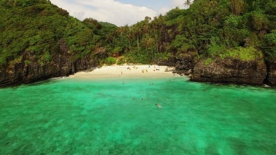 无人驾驶飞机在泰国Ko Phi-Phi Don的两个海滩
