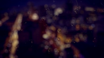 水滴在玻璃上的夜晚城市背景
