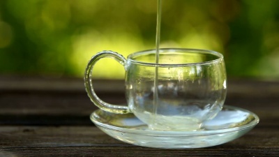 桌上绿茶水晶杯