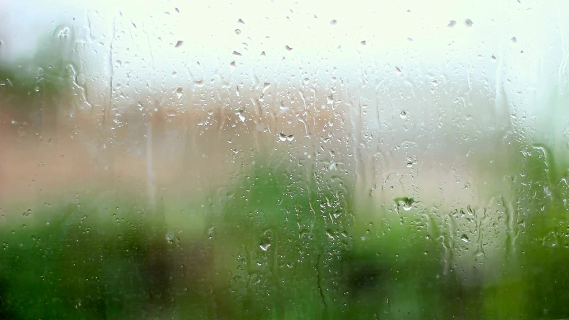 暴雨期间雨水和水滴落在玻璃上，关闭。