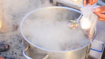 街头泰国菜，市场上的彩色面团甜点，泰国
