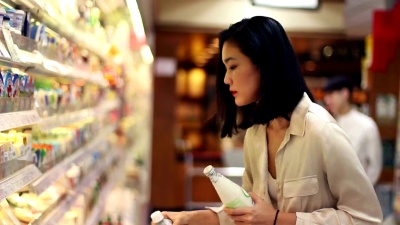 亚洲妇女在超市选购食品杂货