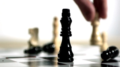 用手打翻黑白棋子