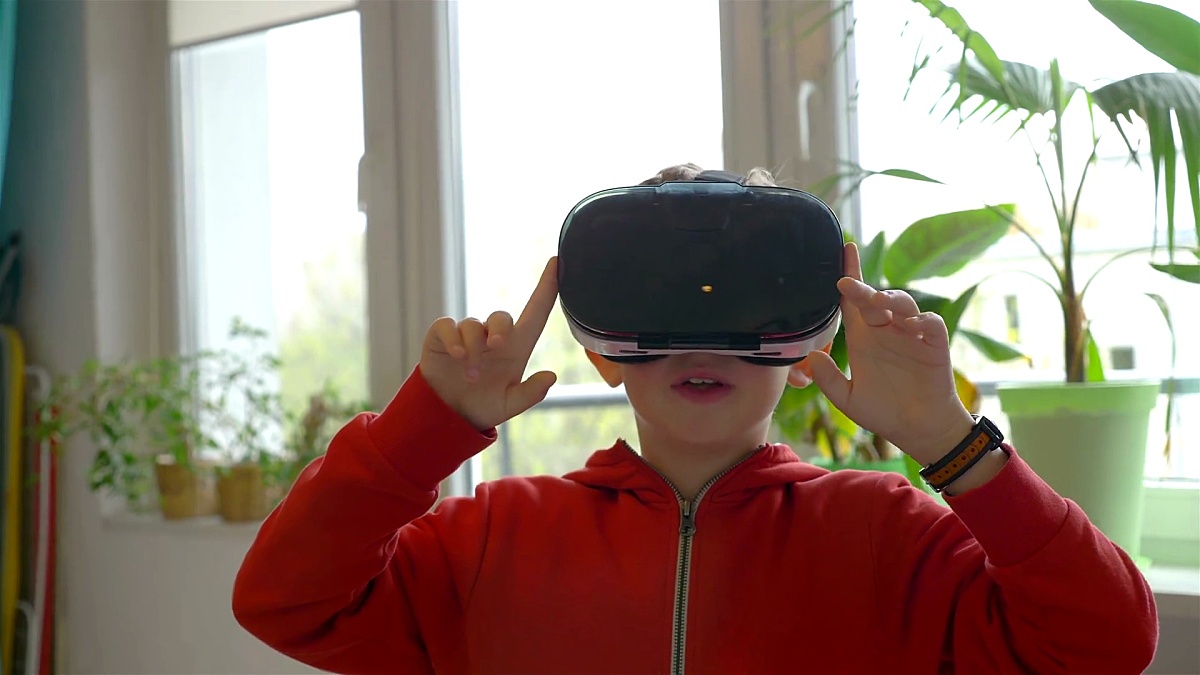 男孩探索虚拟现实并赢得 游戏的视频