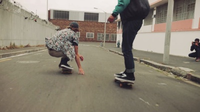 男人们在街上滑板