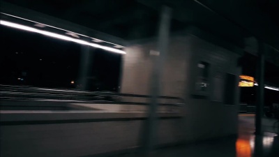 乘坐客运列车的夜间旅行