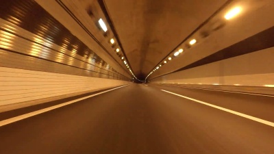 在隧道中驾驶- -