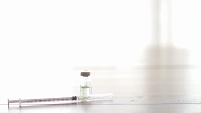 人手注射器和疫苗，多莉从右向左射击