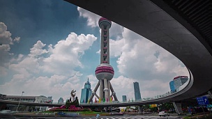 中国夏日上海城市名楼广场全景 时差