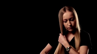 震惊的女人看着梳子。脱发。