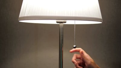 睡夜前，女手拉灯开关电路关灯