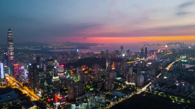 中国深圳城市景观落日天空市中心航空全景图  timelapse