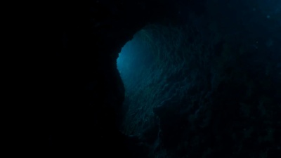 在黑暗的水下隧道内移动
