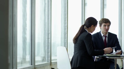 女商人签约文件