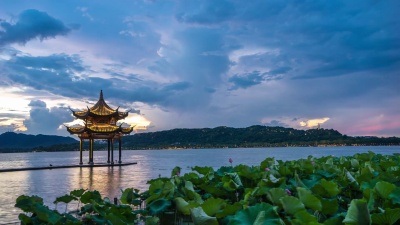 黄昏时分西湖旧式建筑