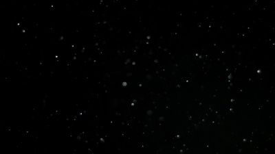 黑色背景上的慢动作雪