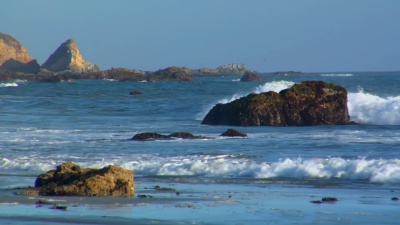 海浪击碎岩石