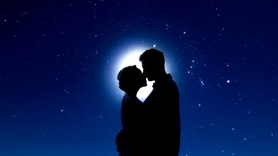 夜晚的情侣相遇，在星空和明月的映衬下轻轻拥抱