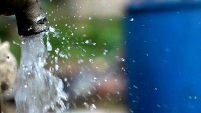 水龙头滴水飞溅的慢动作镜头