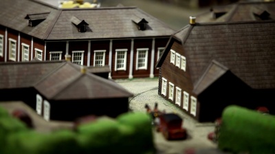 马车沿着城市街道行驶