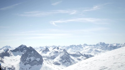 登山者在白雪覆盖的山上行走