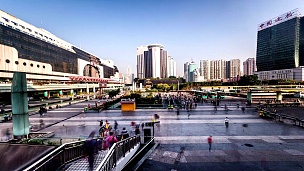 中国深圳-2014年11月22日 公交车站就在中国深圳火车站外