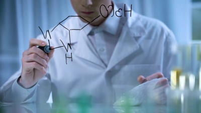 科学家手持肥料样品，写配方，理论研究