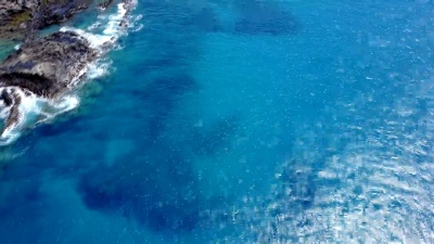 通过无人机在毛伊岛的岩石海岸线上空飞行