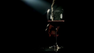 在大勃艮第酒杯中旋转的红酒