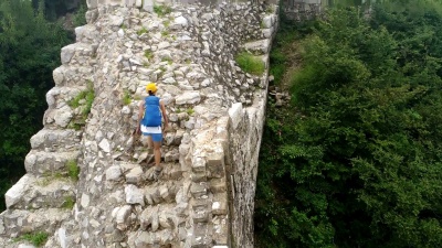 中国长城上的年轻女子背包客徒步旅行