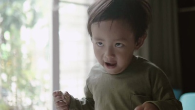 快乐的小男孩笑着，跳舞，只是玩得开心。
