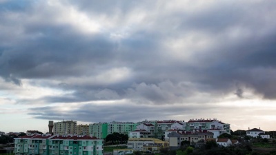 城市上空的黑暗重风暴云