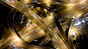 高速公路立交上的交通。空中夜景延时摄影的城市交通。U ， 