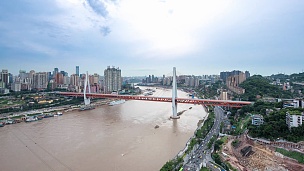 从河边看重庆的城市风光和天际线。时间间隔