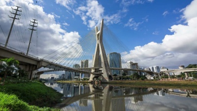 巴西圣保罗Octavio Frias de Oliveira Bridge或Ponte Estaiada的Timelapse视图-放大
