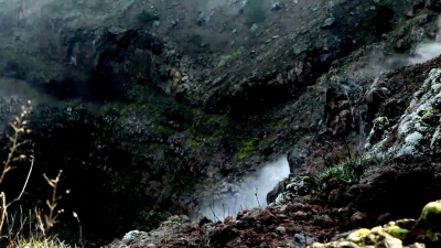 火山口冒烟的碎片