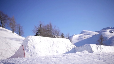滑雪者在雪地公园表演特技
