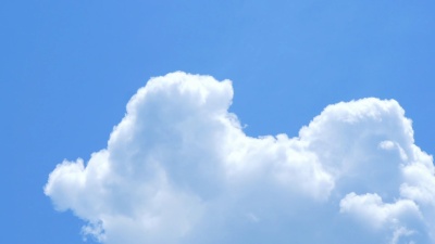 夏日天空的移动云
