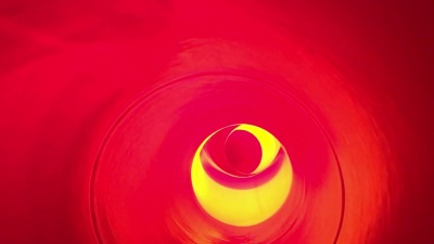 男人的腿在管道滑梯上滑下来