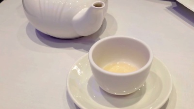 在中国餐馆里倒热茶