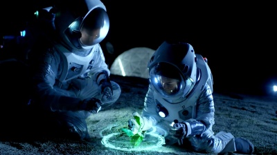 两名宇航员正在分析外星人星球上发现的植物生命。信息图表显示有关氧气生成，DNA和分子结构的动画数据。技术进步与空间探索。